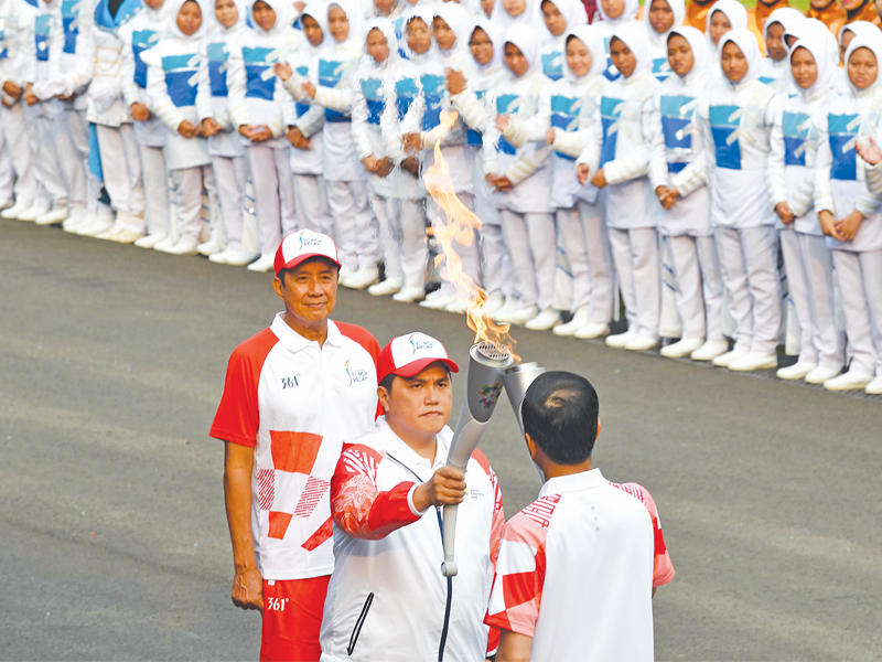جانب من مراسم وصول شعلة الألعاب إلى جاكرتا  (أ ف ب)