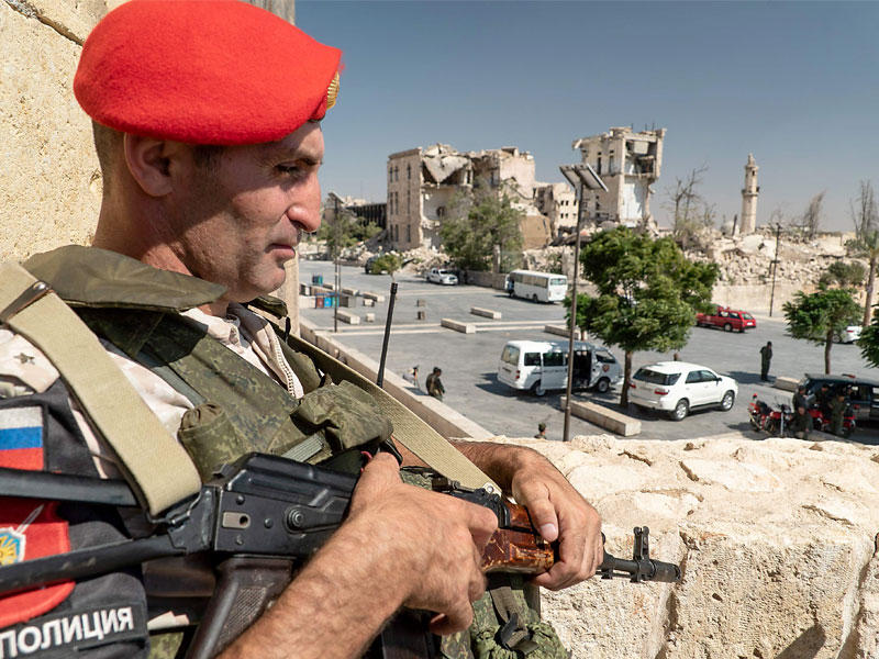 ضابط بالشرطة العسكرية الروسية يؤمن قلعة حلب أمس الأول (أ ف ب)
