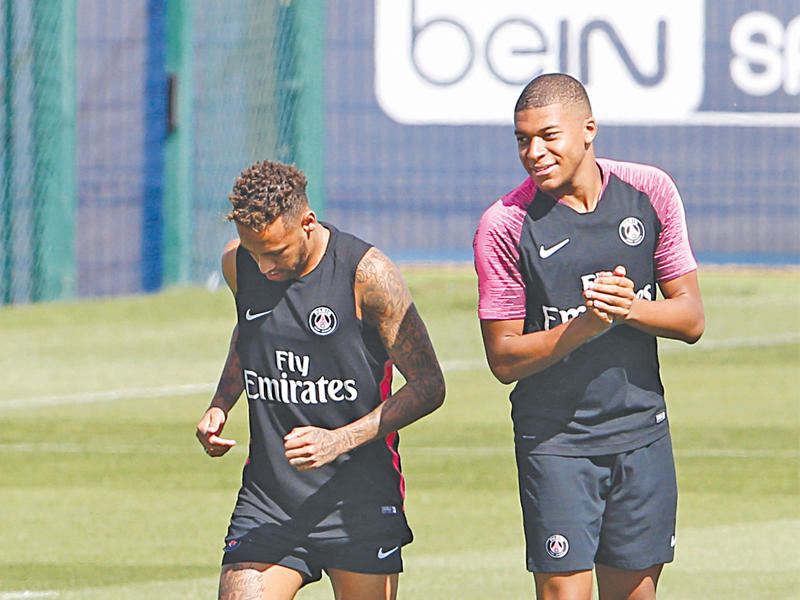 مبابي ونيمار خلال تدريبات باريس