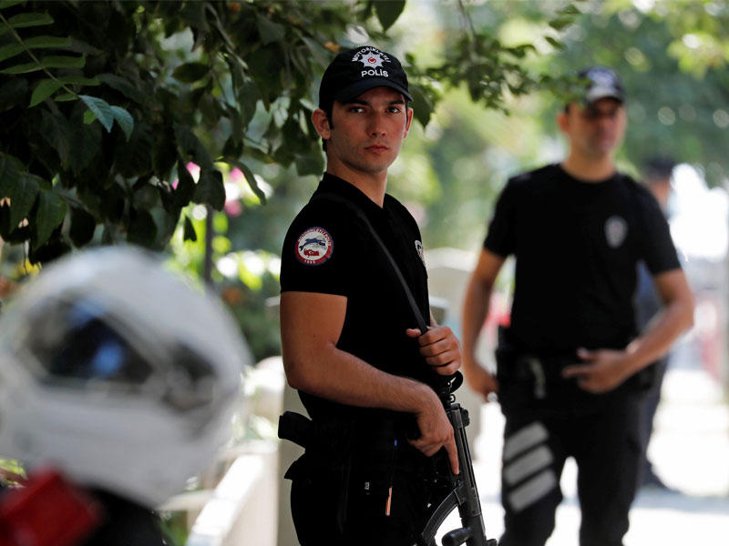 دورية شرطة خارج منزل القس في أزمير أمس (رويترز)