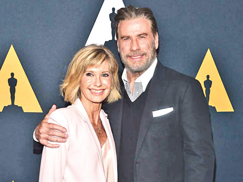 جون ترافولتا وأوليفيا نيوتن. جون