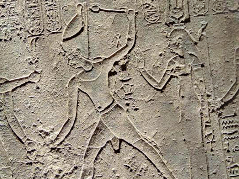 بطليموس ممسكاً بالمقمعة