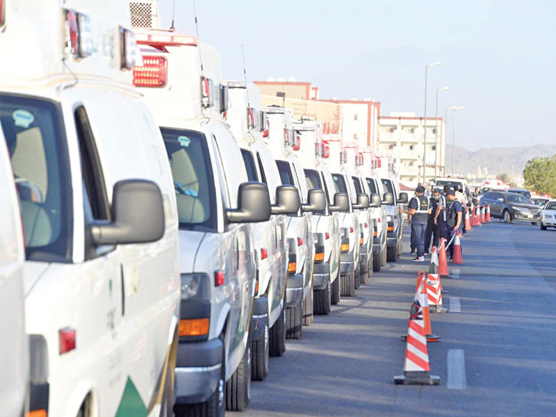 رتل من السيارات الطبية لتفويج الحجاج المرضى من مستشفيات المدينة المنورة لمكة المكرمة والمشاعر المقدسة أمس (واس)