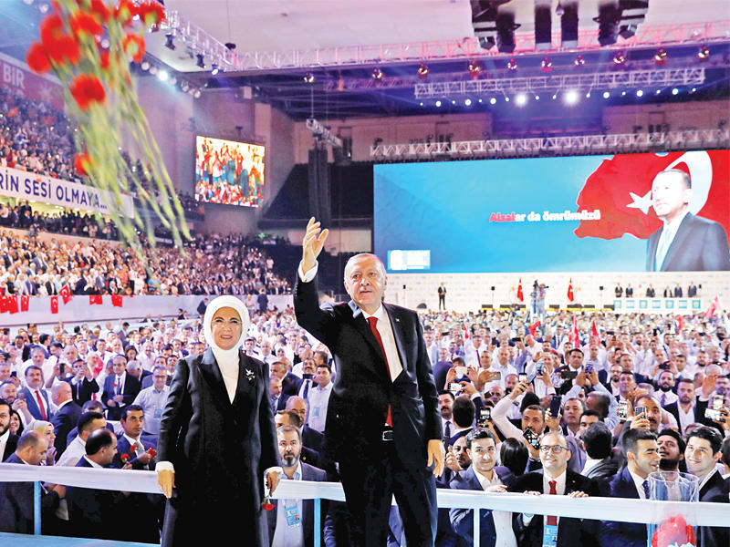 إردوغان وزوجته أمينة خلال مؤتمر الحزب الحاكم في أنقرة أمس          (رويترز)