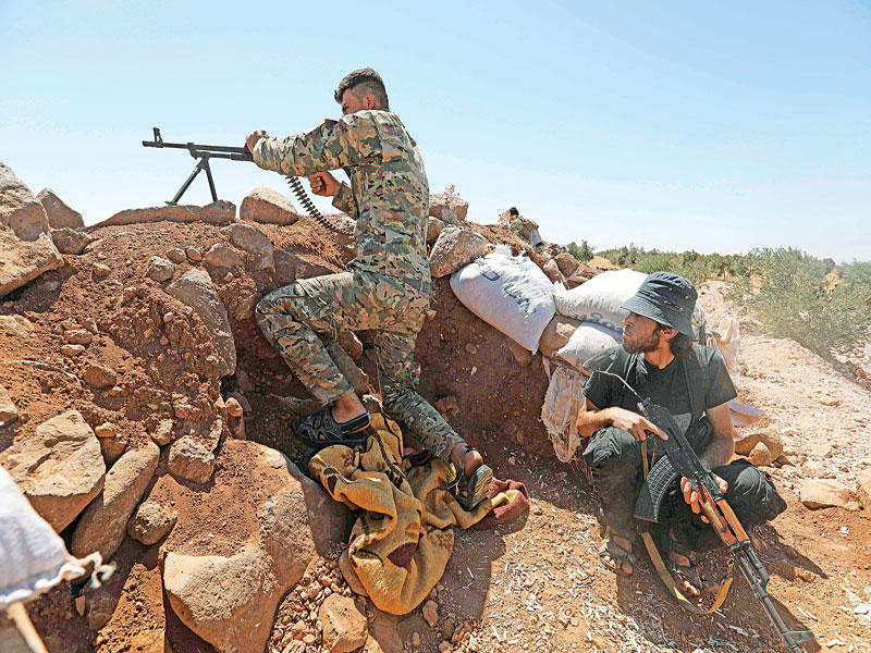 مقاتلان من «صقور الشام» على جبهة إدلب أمس الأول (أ ف ب)