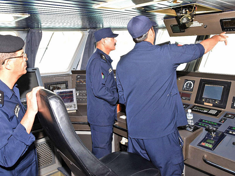 سالم النواف يستمع إلى شرح حول المراكز البحرية