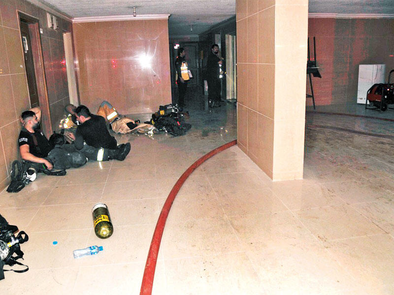 علاج أحد الإطفائيين المصابين بالحريق