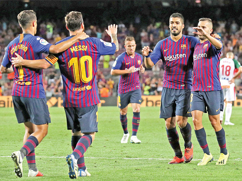 فرحة لاعبي برشلونة بعد إحراز ميسي الهدف الثالث في مرمى ألافيس