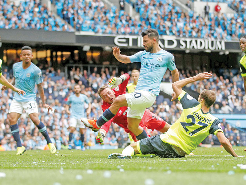 أغويرو يحرز هدف سيتي الثالث في مرمى هادرسفيلد