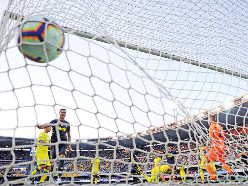 بيرنارديسكي نجم يوفنتوس يحرز هدفه في مرمى كييفو