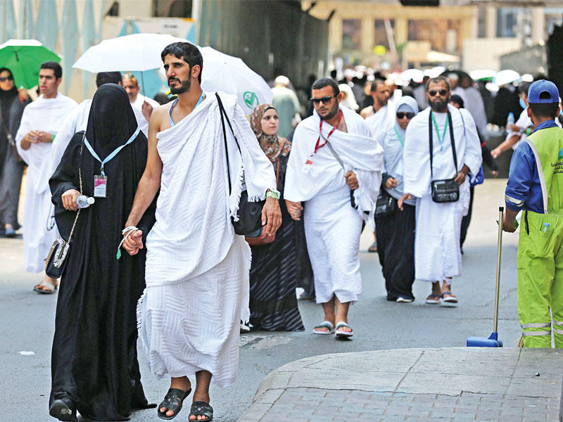 حجاج في أحد شوارع مكة المكرمة أمس (أ ف ب)