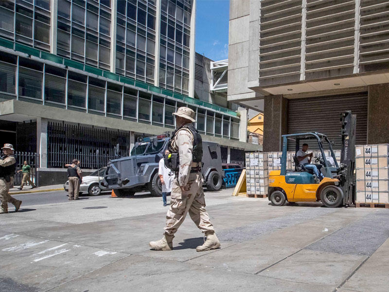 شوهد أفراد الأمن حول البنك المركزي الفنزويلي في كاراكاس