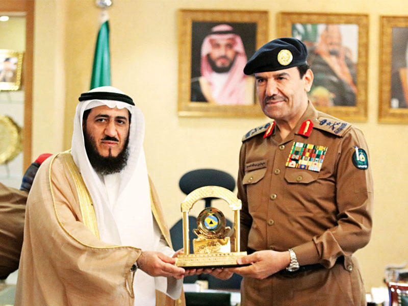 عمادي مكرماً المدير العام للدفاع المدني السعودي 