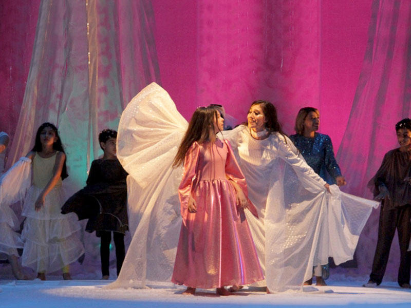 من العروض المسرحية