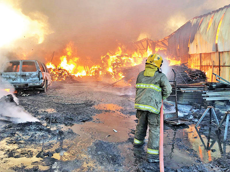 رجال الإطفاء يخمدون حريق سوق الخيام