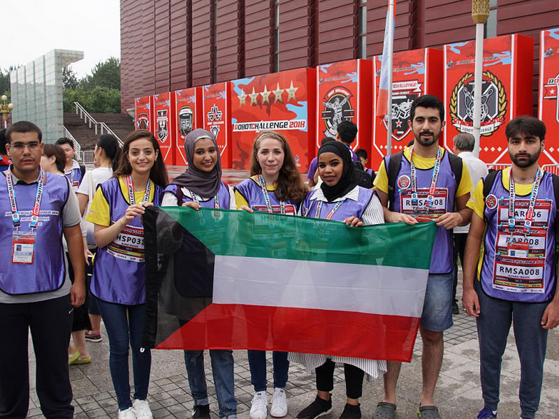 طلاب «AUM» يرفعون علم الكويت خلال مشاركتهم في مسابقة «تحدي الروبوتات» العالمية