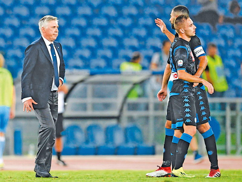 أنشيلوتي مدرب نابولي خلال المباراة الماضية