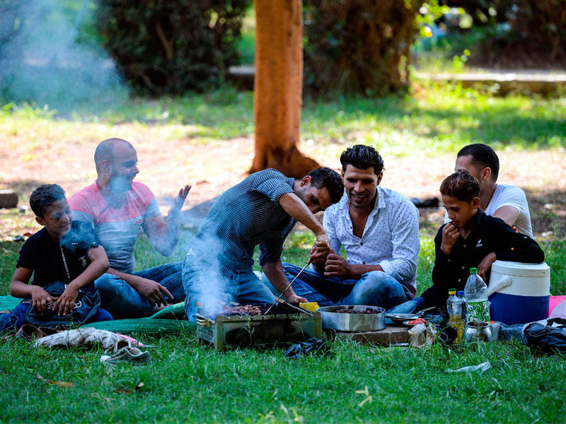 مصريون يشوون اللحم في إحدى حدائق القليوبية أمس الأول       (أ ف ب)