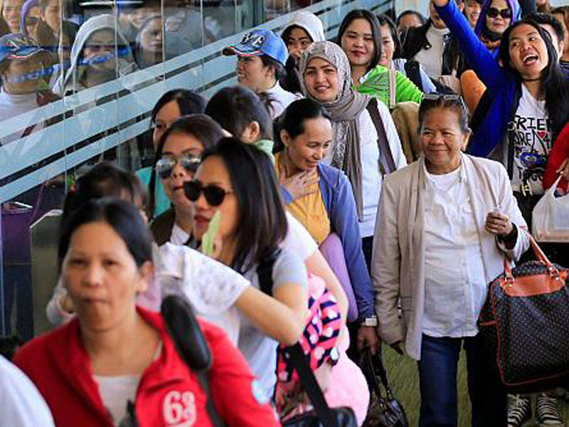 جانب من العمالة الفلبينية في الكويت