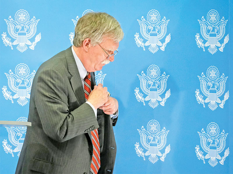 بولتون بعد مؤتمره الصحافي في كييف أمس الأول (رويترز)