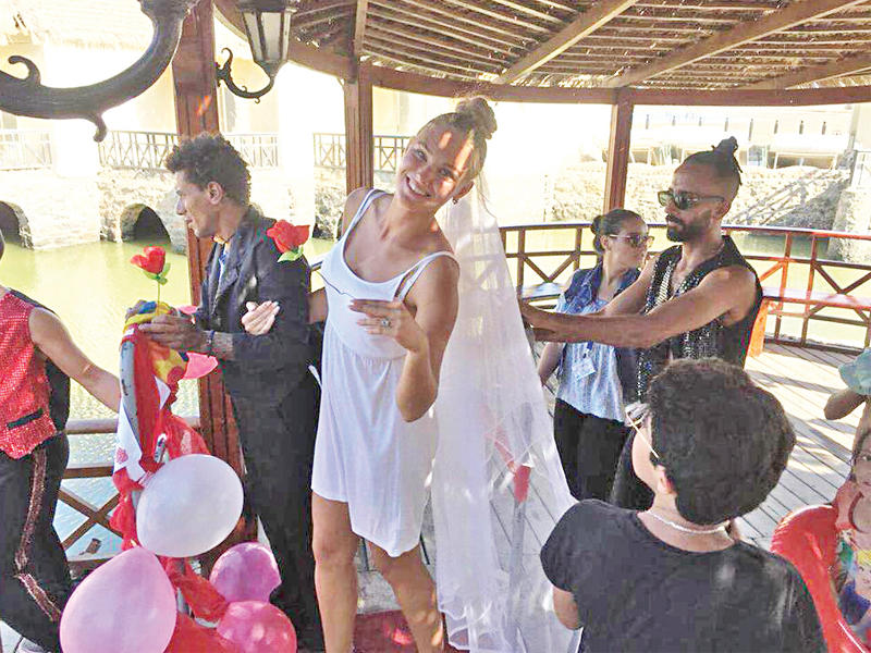 حفل زواج ترفيهي للسائحين بأحد فنادق الغردقة أمس 