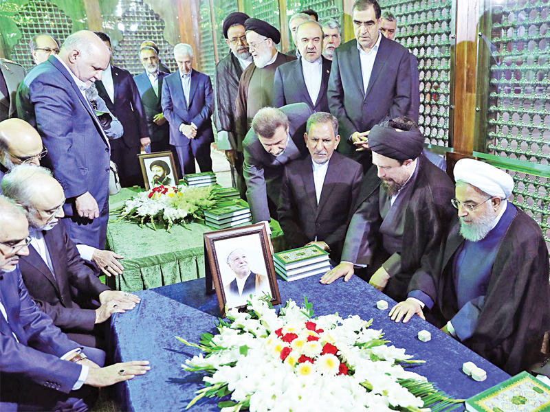 روحاني وعدد من المسؤولين في زيارة لمرقد الإمام الخميني والرئيس الأسبق هاشمي رفسنجاني في طهران أمس    (أ ف ب)