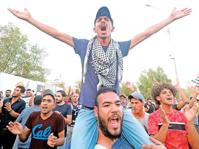 محتجون على تردي الخدمات والتلوث بالبصرة أمس الأول          (أ ف ب)