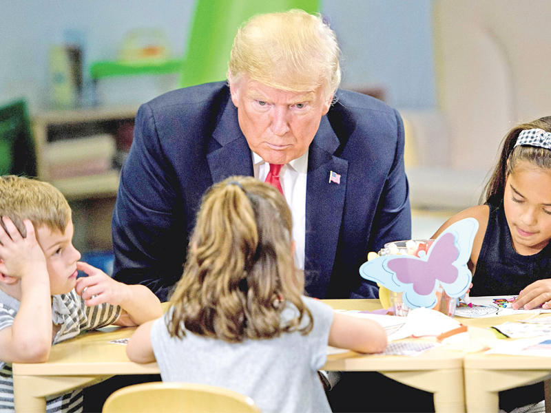 ترامب مع أطفال في أحد مستشفيات أوهايو أمس الأول   (أ ف ب) 