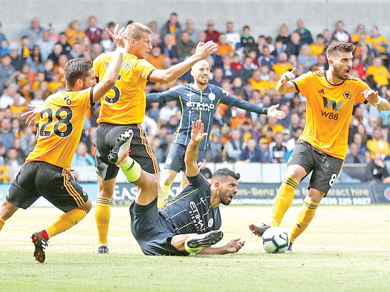 صراع على الكرة بين أغويرو ولاعبي ولفر