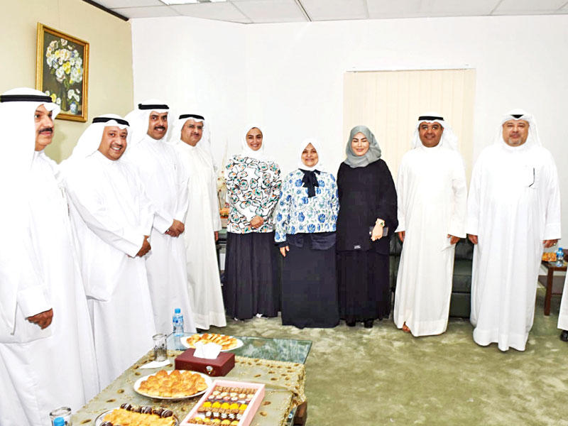 الصبيح خلال استقبالها المهنئين بالعيد أمس