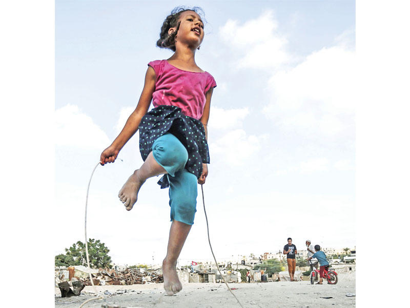 طفلة فلسطينية على الحبلة بمخيم خان يونس في غزة أمس الأول (أ ف ب)