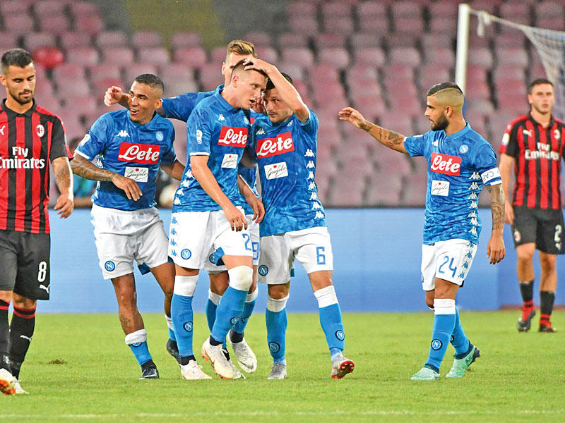 فرحة لاعبي نابولي بعد إحراز هدف في مرمى ميلان