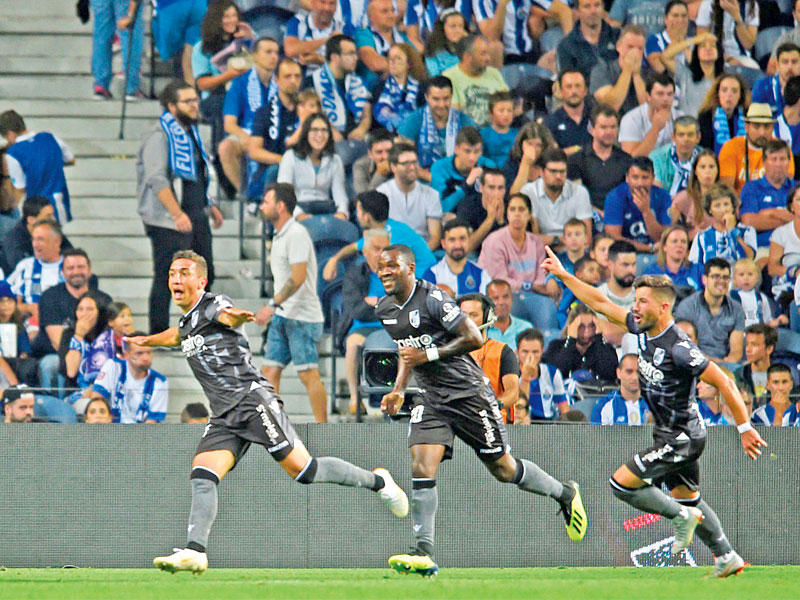 دافيدسون يحتفل بهدفه في مرمى بورتو