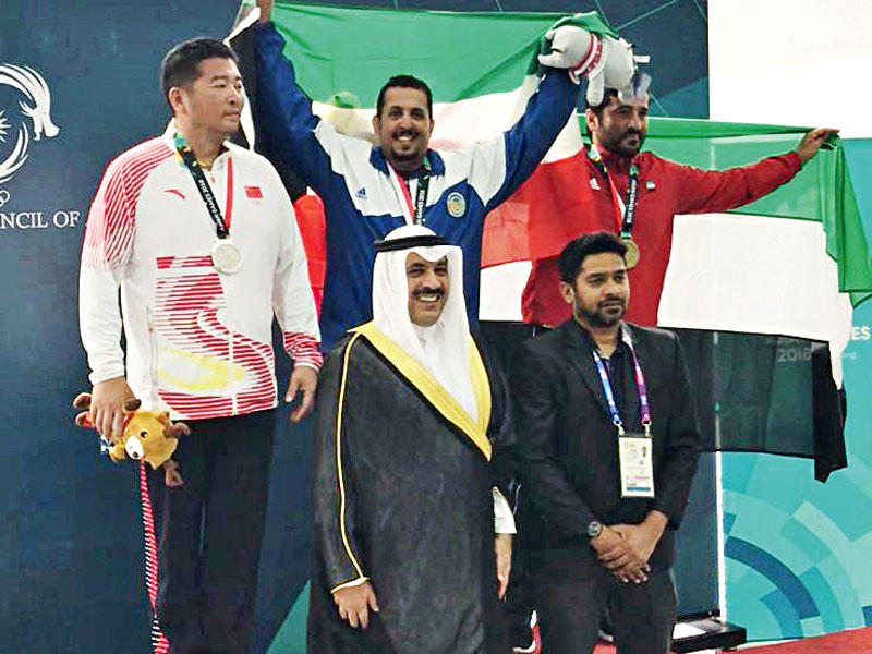 منصور الرشيدي على المنصة بعد تتويجه من دعيج العتيبي