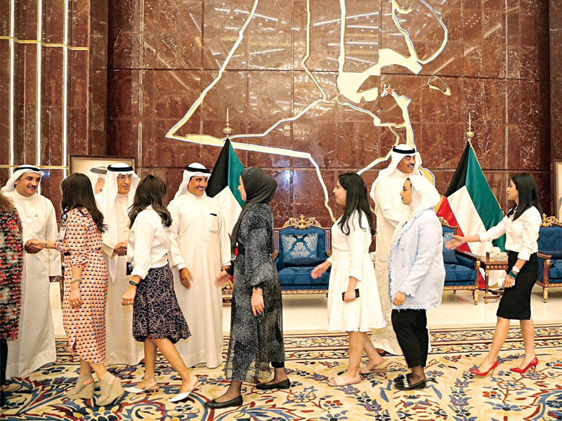 الخالد مستقبلاً المهنئات من منتسبي الوزارةn