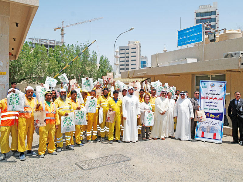 لقطة جماعية مع العمال