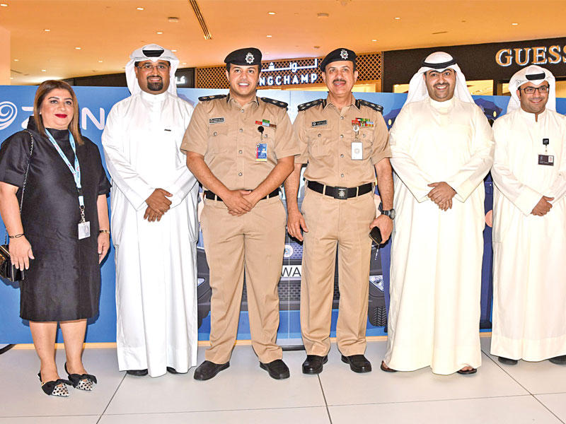 العميد الكندري والمقدم بوصليب مع مسؤولي زين في المعرضn