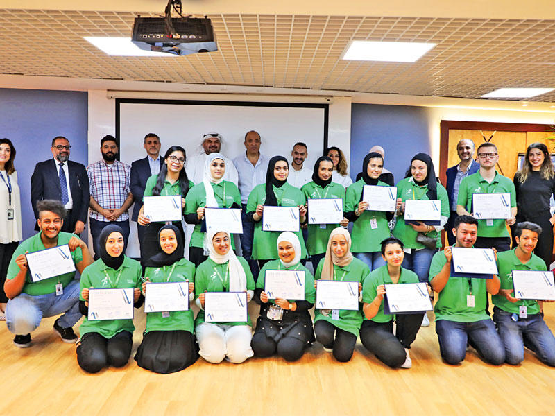 صورة جماعية مع الشهادات التكريميةn