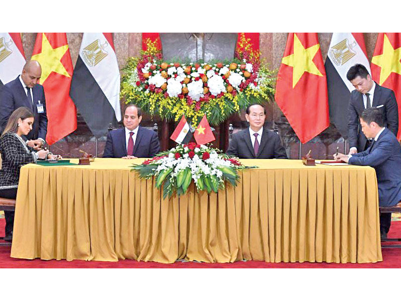 السيسي وكوانغ يتابعان توقيع اتفاقيات للتعاون المشترك في القاهرة أمس (الرئاسة المصرية)