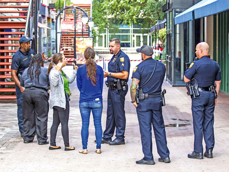 أعلنت شرطة جاكسونفيل بولاية فلوريدا مقتل أربعة أشخاص وإصابة 10 آخرين في حادث إطلاق نار أثناء مسابقة لألعاب الفيديو كان يجري بثها أمس الأول عبر الإنترنت من مطعم في المدينة، مؤكدة أن المشتبه فيه انتحر في موقع الحادث.nوفي الصورة، الشرطة تستجوب أشخاصاً بمنطقة الحادث أمس.n