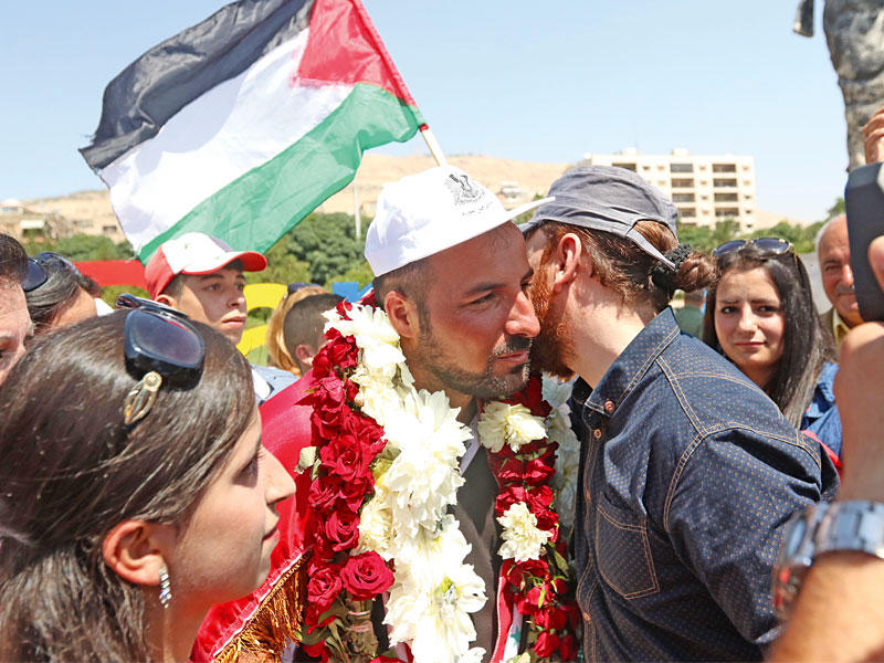 نقيب مبتور القدم يصل أمس إلى ساحة الأمويين في دمشق بعد مسيرة 9 أيام (إي بي إيه)