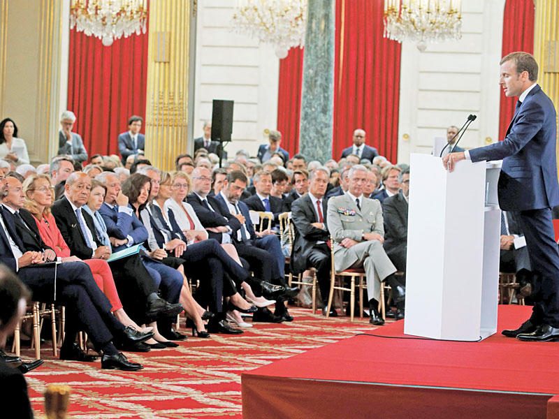  ماكرون متحدثاً لسفرائه في باريس أمسt(رويترز)