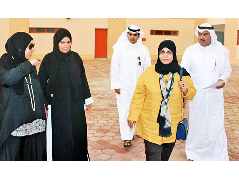 الخالدي وقيادات «التربية» خلال الجولة أمس