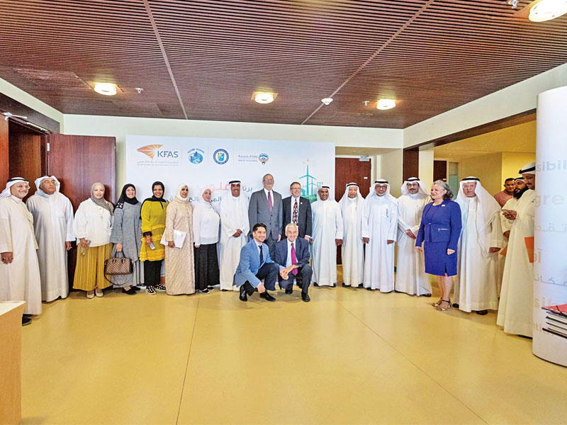 مدير الجامعة والسفير الأميركي يتوسطان المشاركين في البرنامج