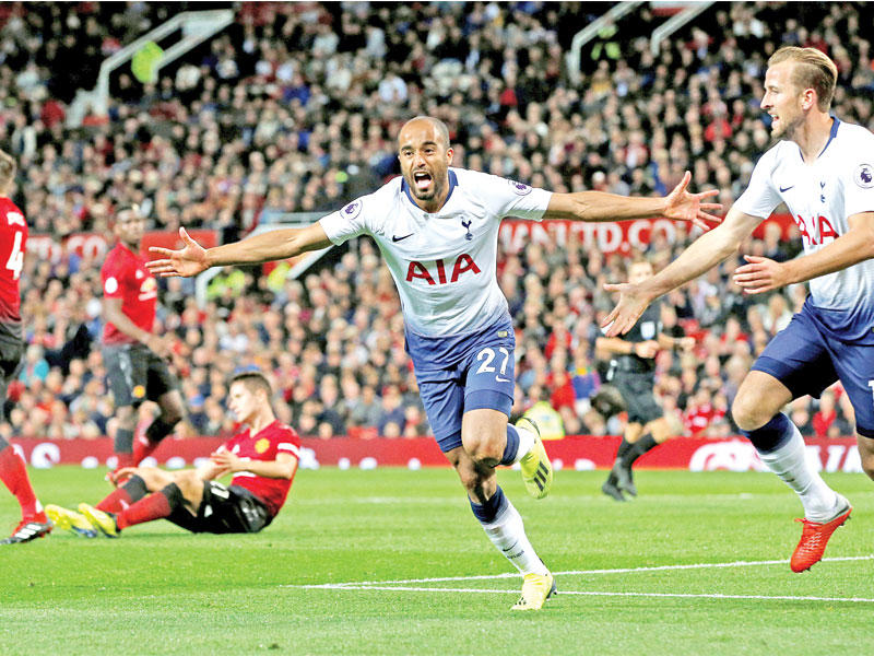 لوكاس مورا نجم توتنهام يحتفل بالهدف الثاني في مرمى مان يونايتد