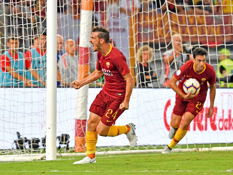 فلورينسي نجم روما يحتفل بهدفه في مرمى أتالانتا