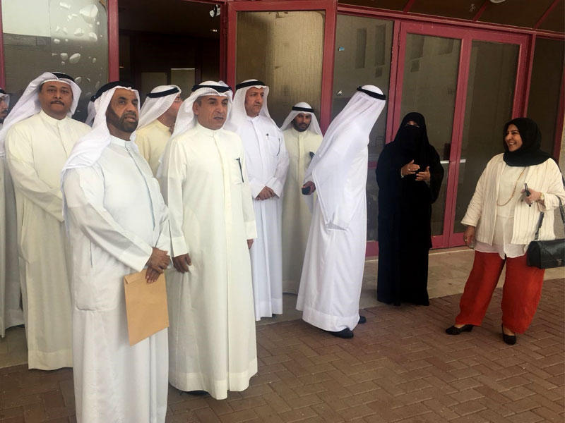 العازمي خلال الجولة التفقدية لمدارس منطقة صباح الأحمد