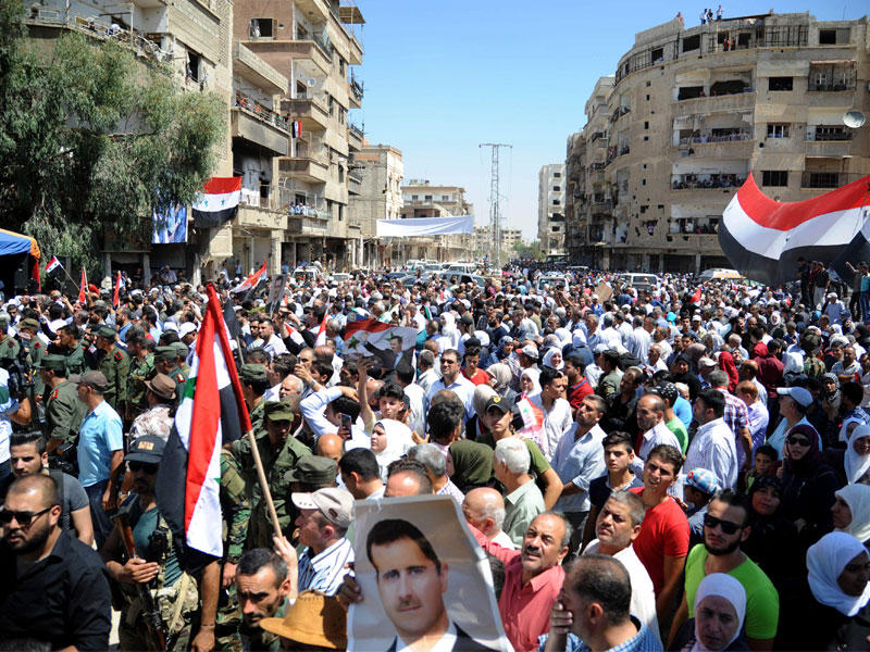 حشود تعود إلى داريا أمس (أ ف ب) 