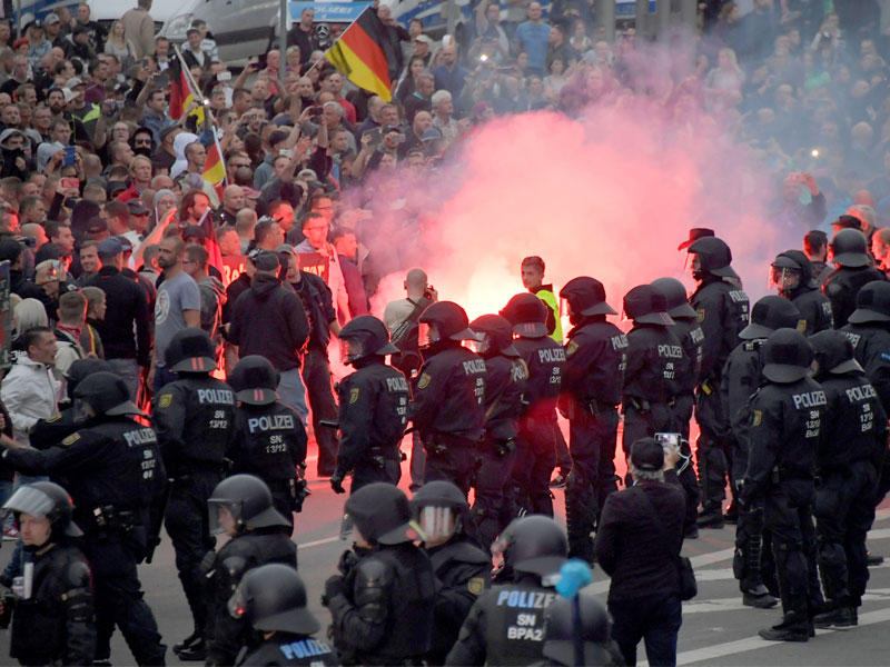  متظاهرون من اليمين المتطرّف في مدينة كيمنتس مساء أمس الأول (رويترز)