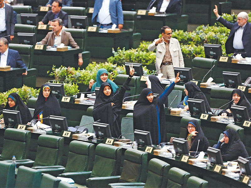 نائبات إيرانيات خلال جلسة مساءلة روحاني أمس (إي بي إيه)